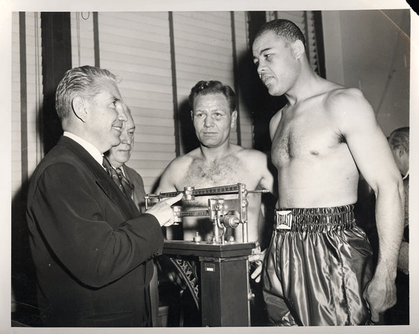 LOUIS, JOE-LEE SAVOLD WIRE PHOTO (1951-WEIGHING IN) – JO Sports Inc.
